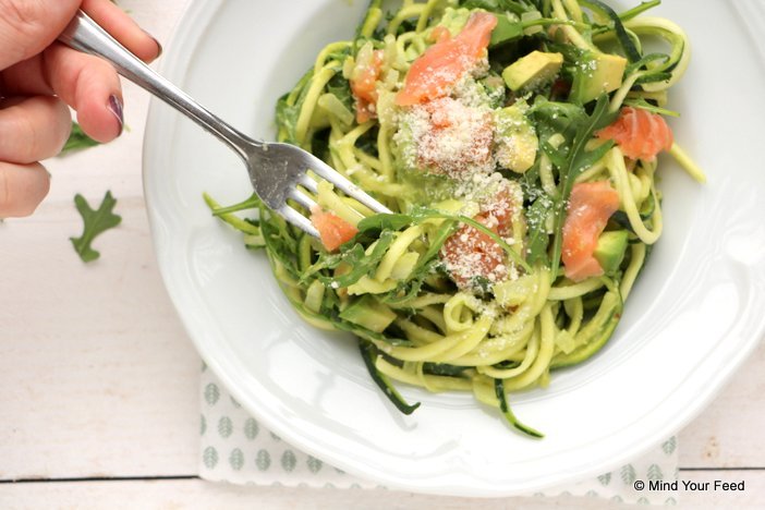 courgette spaghetti met avocado, courgette spaghetti met zalm, courgette spaghetti recept, courgette spaghetti maken, courgetti, courgette pasta met zalm